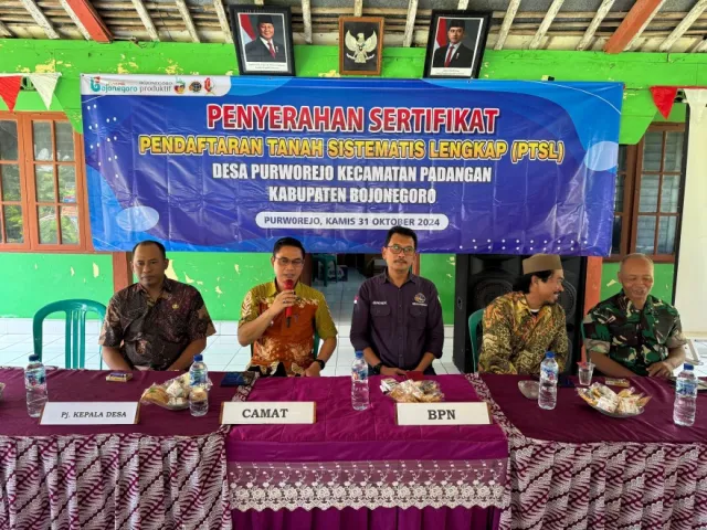 Penyerahan Sertifikat Pendaftaran Tanah Sistematis Lengkap (PTSL) Desa Purworejo Kecamatan Padangan Kabupaten Bojonegoro Tahun 2024