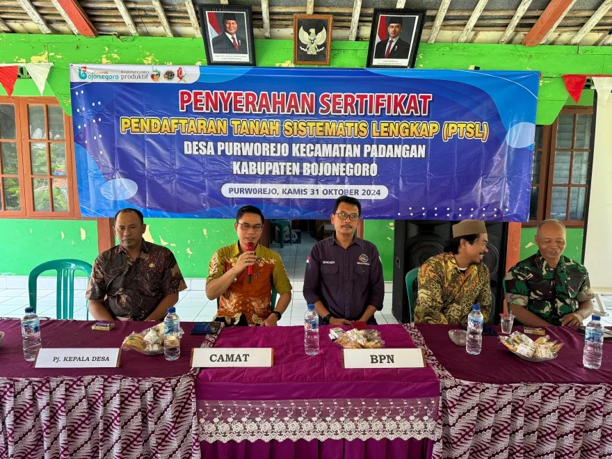 Penyerahan Sertifikat Pendaftaran Tanah Sistematis Lengkap (PTSL) Desa Purworejo Kecamatan Padangan Kabupaten Bojonegoro Tahun 2024