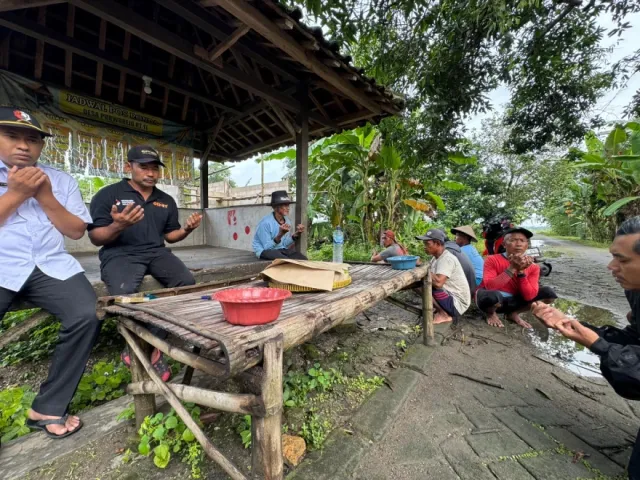 Dengan Adat Kearifan Lokal - Pekerjaan Pembangunan Jalan Rigid Beton di Desa Purworejo Dimulai
