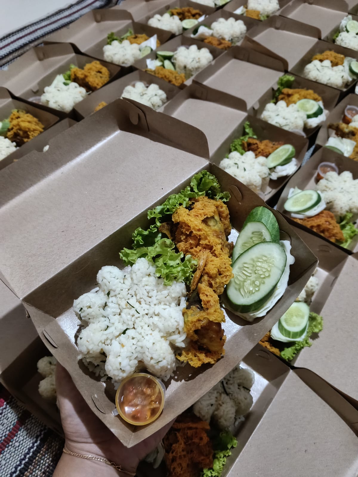 Paket nasi daun jeruk ayam kremes